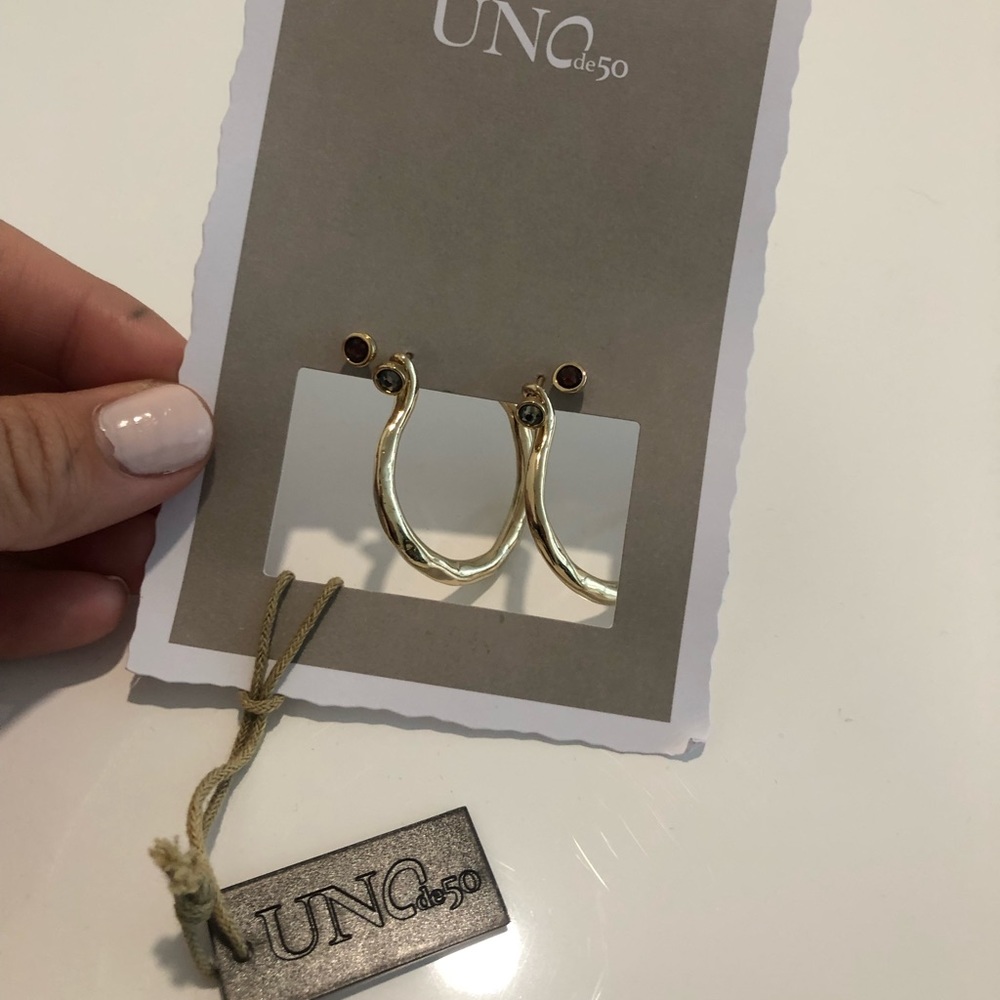 Uno de 50 Gold Hoop Earrings with colored Studs